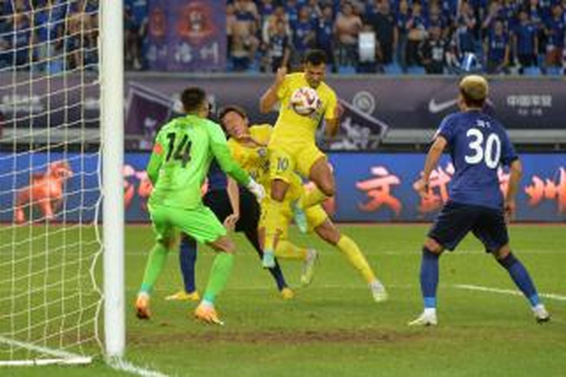 足球比赛的激动人心胜负引发热议 足球比赛的激动人心胜负引发热议