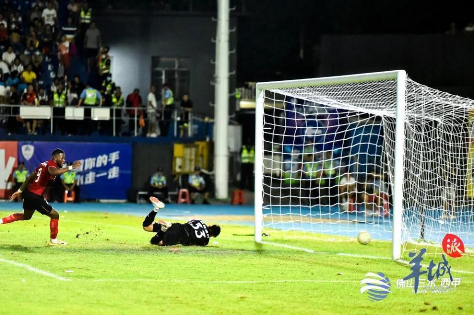 包含西甲劲旅卷土重来，联赛争夺战日益激烈的词条