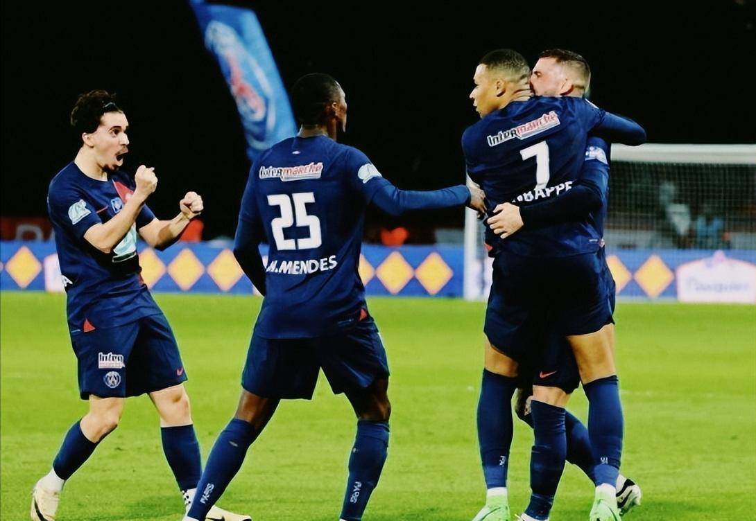 豪门球队争夺冠军，角逐激烈