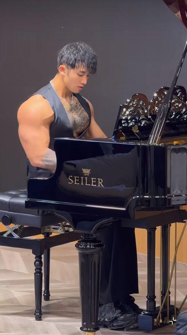 开云体育在线-钢琴演奏家运动员竞技，激情奔放的简单介绍