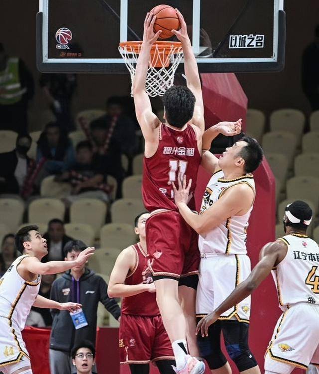 开云下载-阿斯托克罗斯主场大胜，豪取三分