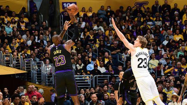 阿斯托克罗斯主场大胜，豪取三分