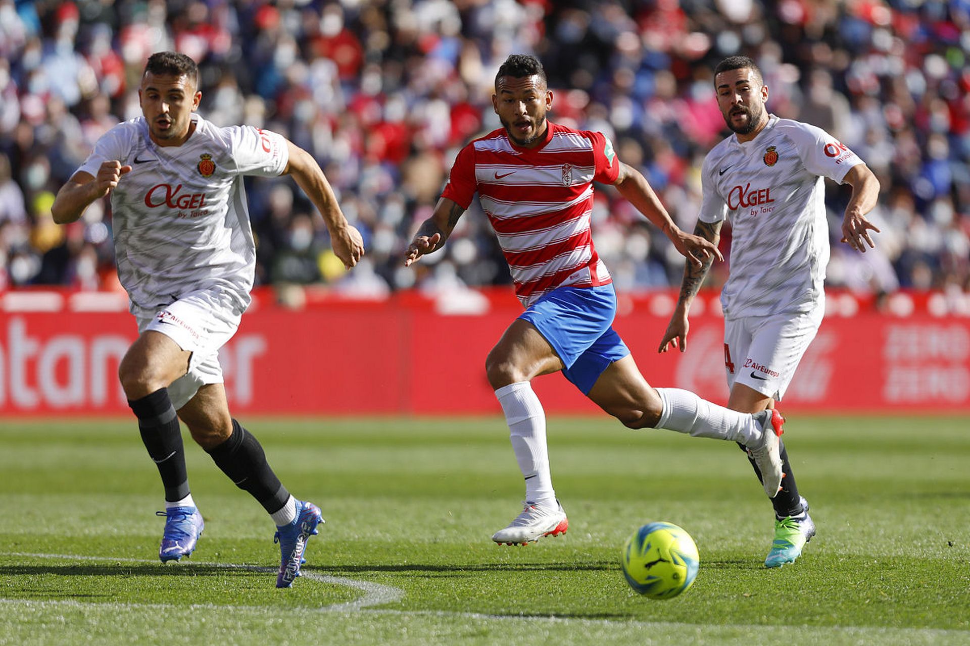 比利亚雷亚尔客场取胜,喜迎胜利 比利亚雷亚尔客场取胜,喜迎胜利