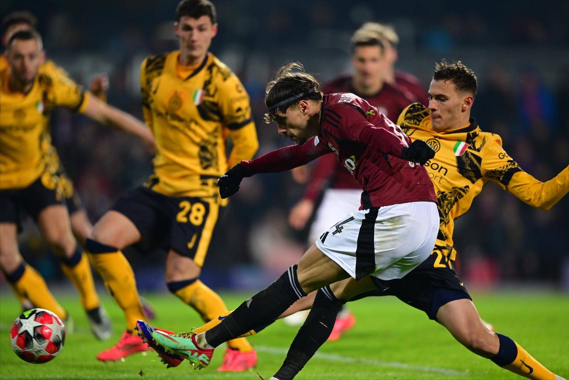 勒沃库森队客场大胜,豪取三分 勒沃库森队客场大胜,豪取三分