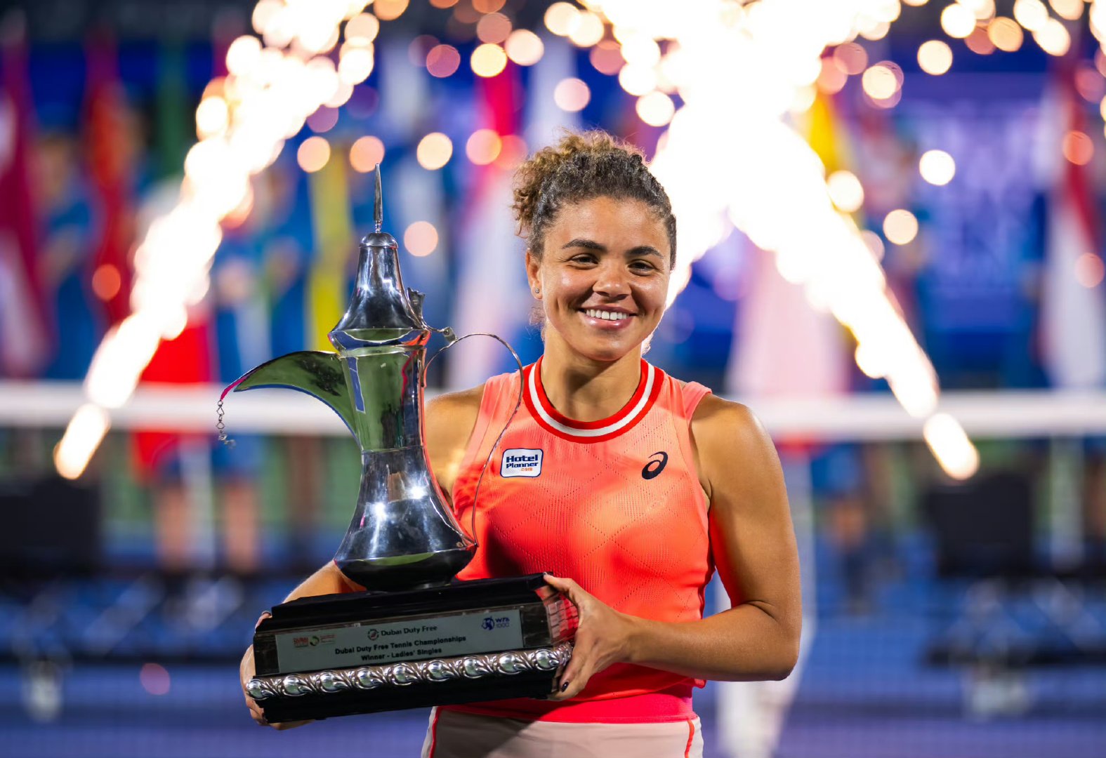 加拿大女子足球队员展现实力,勇往直前 加拿大女子足球队员展现实力,勇往直前