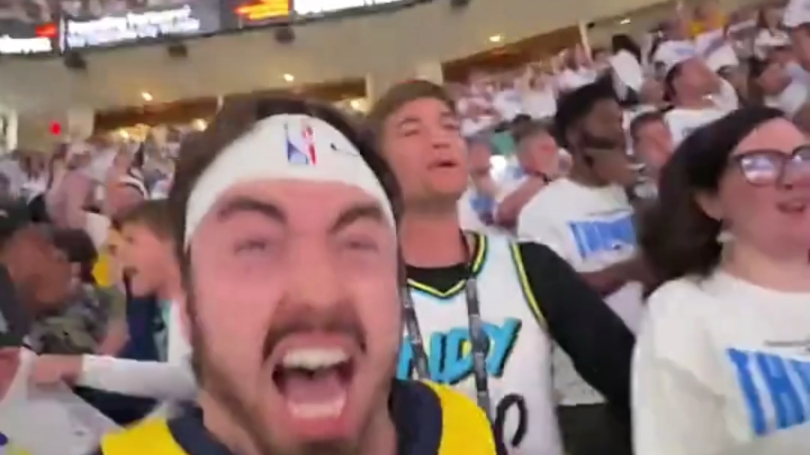 开云官方app入口-在场边球迷疯狂呐喊，现场气氛火爆