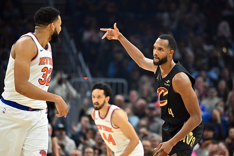 骑士球员私下交流战术，为下一场比赛做准备