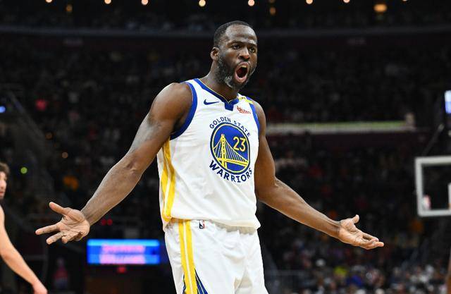 骑士球员私下交流战术，为下一场比赛做准备