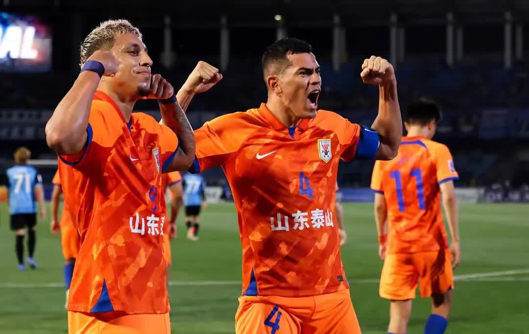 上港门将连续扑出多次关键球,展现实力 上港门将连续扑出多次关键球,展现实力