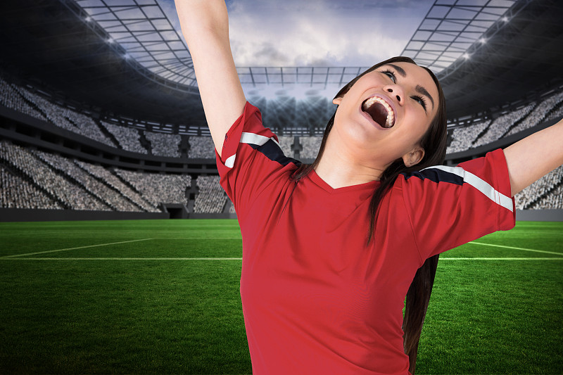 惊险刺激的足球比赛引发球迷疯狂欢呼