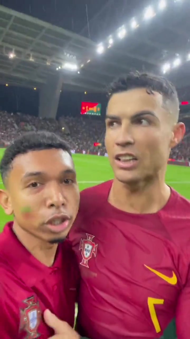 惊险刺激的足球比赛引发球迷疯狂欢呼