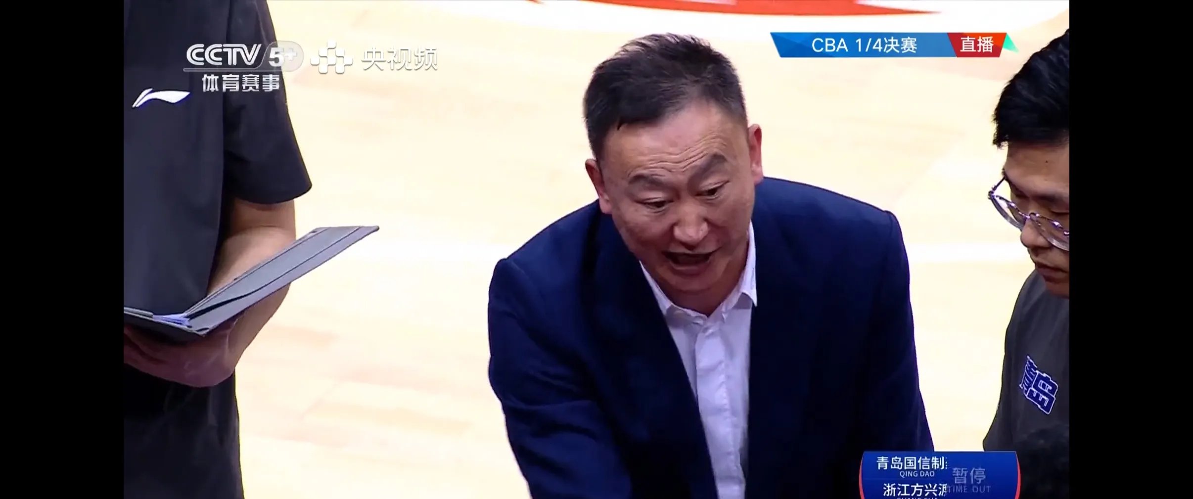 裁判判罚争议不断,球迷情绪高涨 裁判判罚争议不断,球迷情绪高涨