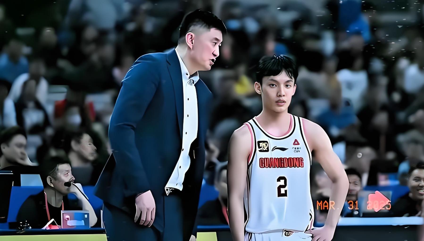 广东队攻防兼备,主帅指导队员提高训练效果 广东队攻防兼备,主帅指导队员提高训练效果