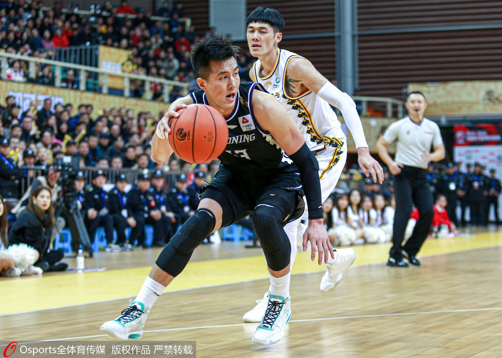 开云体育入口-包含中锋成功完成关键最后一攻，帮助球队获胜的词条