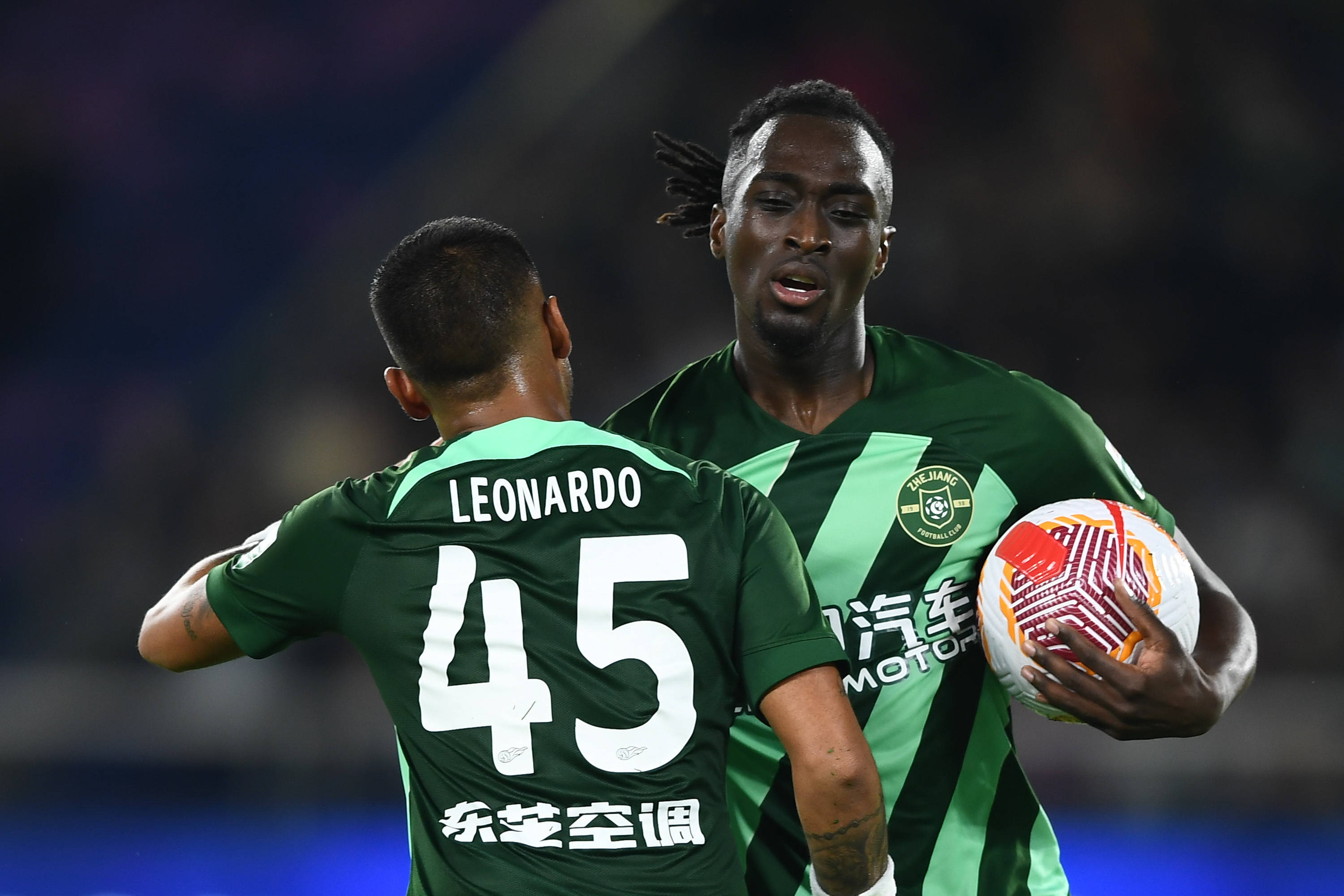 顶级球员实力超群，比赛中轻松击败对手