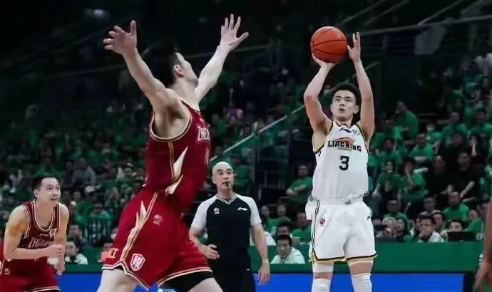 开云APP-包含重庆男篮客场不敌上海队，遭遇困境的词条