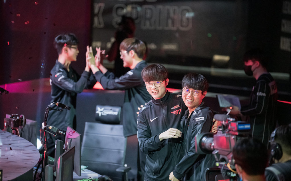 C9绝杀DRX,Xiaohu关键团战开团秒人激烈交锋半决赛,留下经典瞬间 C9绝杀DRX,Xiaohu关键团战开团秒人激烈交锋半决赛,留下经典瞬间