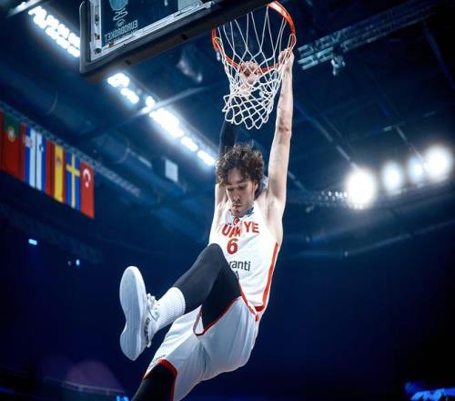 马刺老将经验丰富,成为球队稳定力量 马刺老将经验丰富,成为球队稳定力量