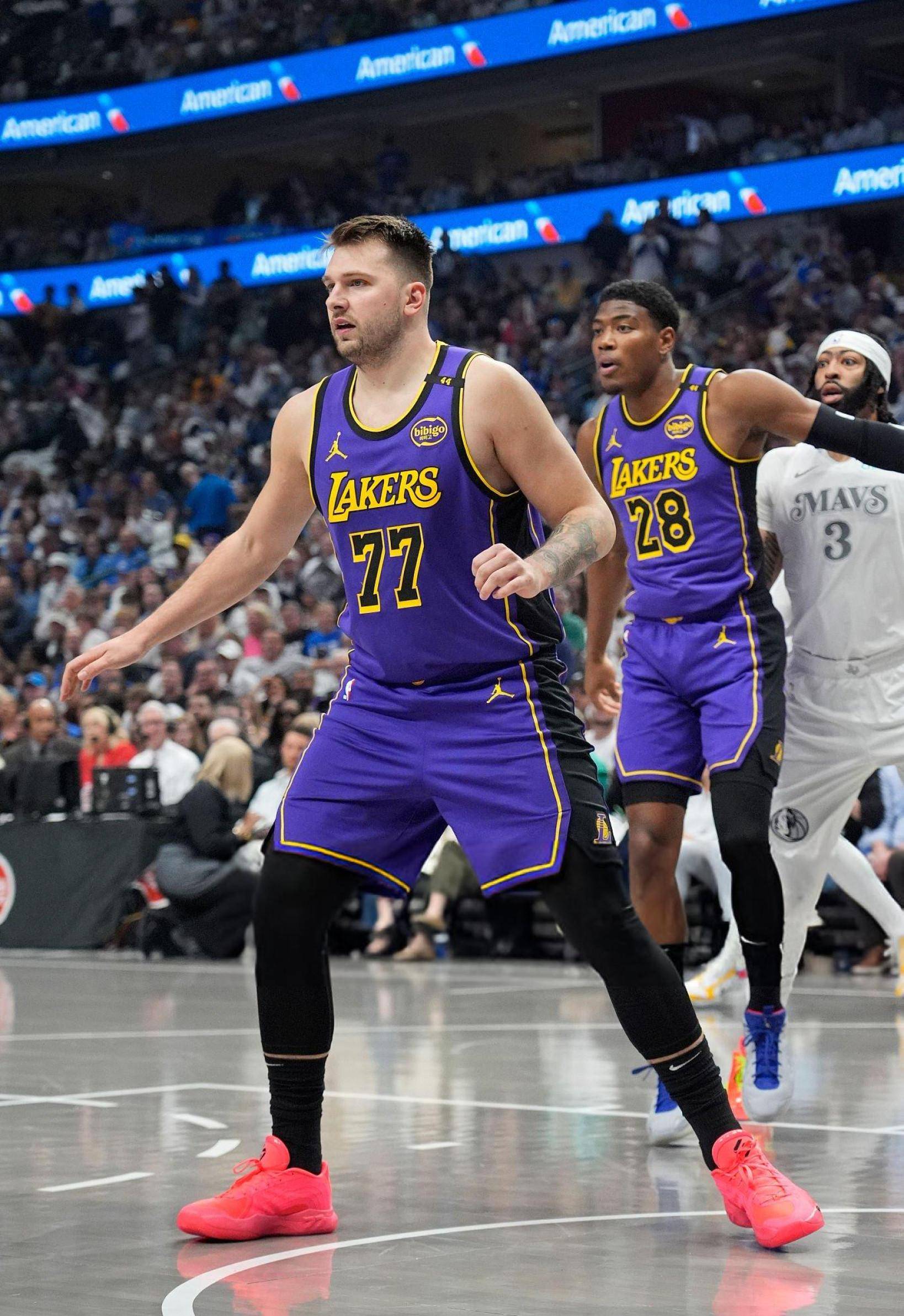 鹈鹕战胜独行侠,锁定季后赛席位 鹈鹕战胜独行侠,锁定季后赛席位