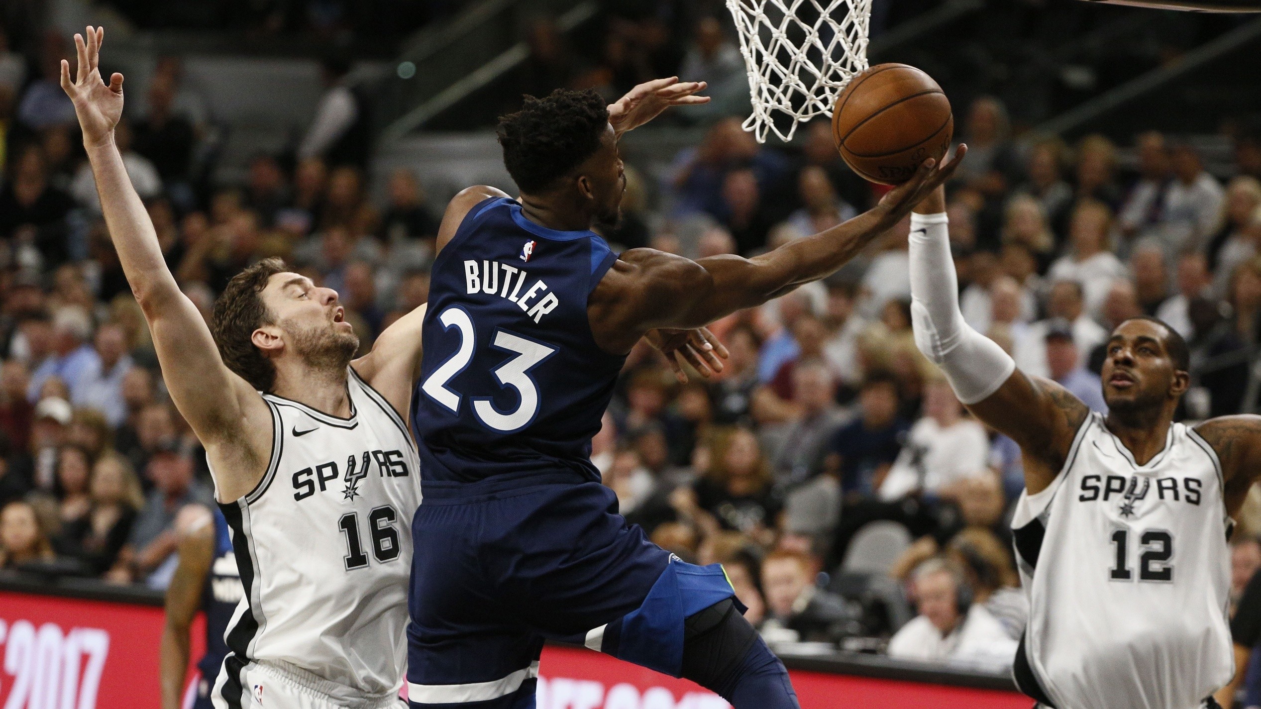 马刺负于森林狼,沃克32分全队最高 马刺负于森林狼,沃克32分全队最高