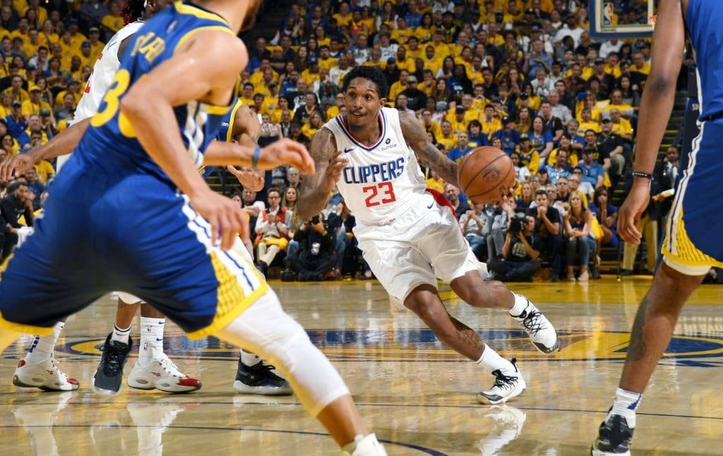 快船客场擒下纽约：路威发威26分